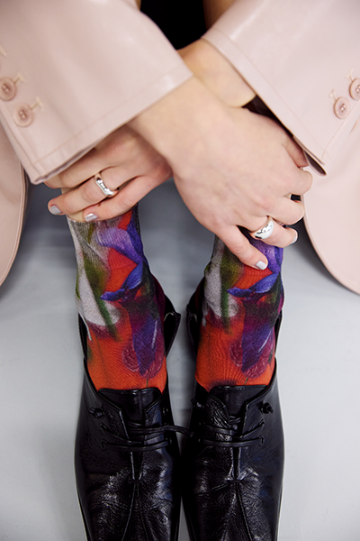 「Ameri」×「Tabio」の「SMOKE FLOWER PRINT SOCKS」