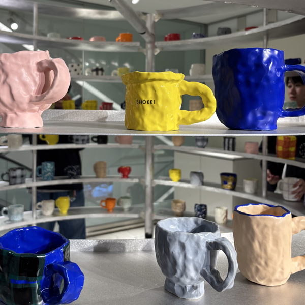 新宿にて開催中のSHOKKIポップアップ「MUG1000」の様子