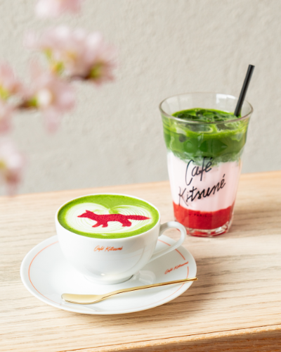 アパレルブランド・メゾン キツネが手がける「Café Kitsuné（カフェ キツネ）」の春限定ドリンク「さくら抹茶ラテ」キツネのロゴが入ったホット、3色仕立てのアイス