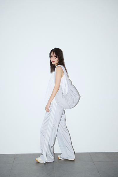 【adidas Originals for emmi】FIREBIRD LOOSE TRACK PANTSを穿いた女性